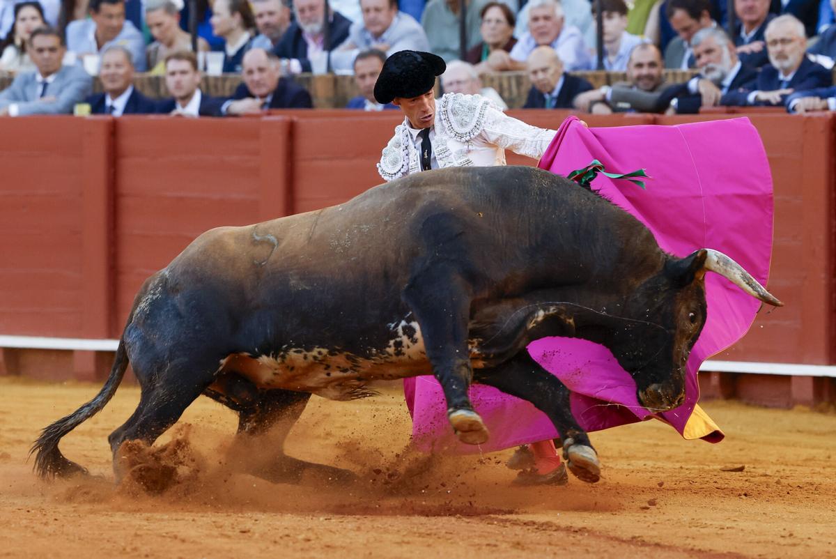 El diestro Pepe Moral con su segundo toro.