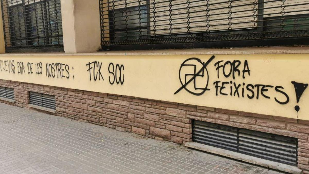 Societat Civil denuncia pintades insultants amb motiu de la seva assemblea anual