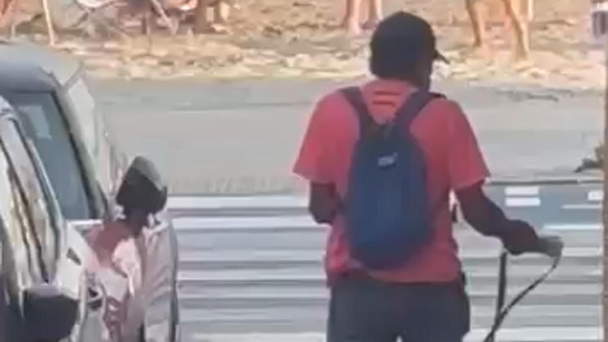 El sospechoso había elegido vehículos que se encontraban estacionados en zonas donde no hubiera cámaras de seguridad cerca.