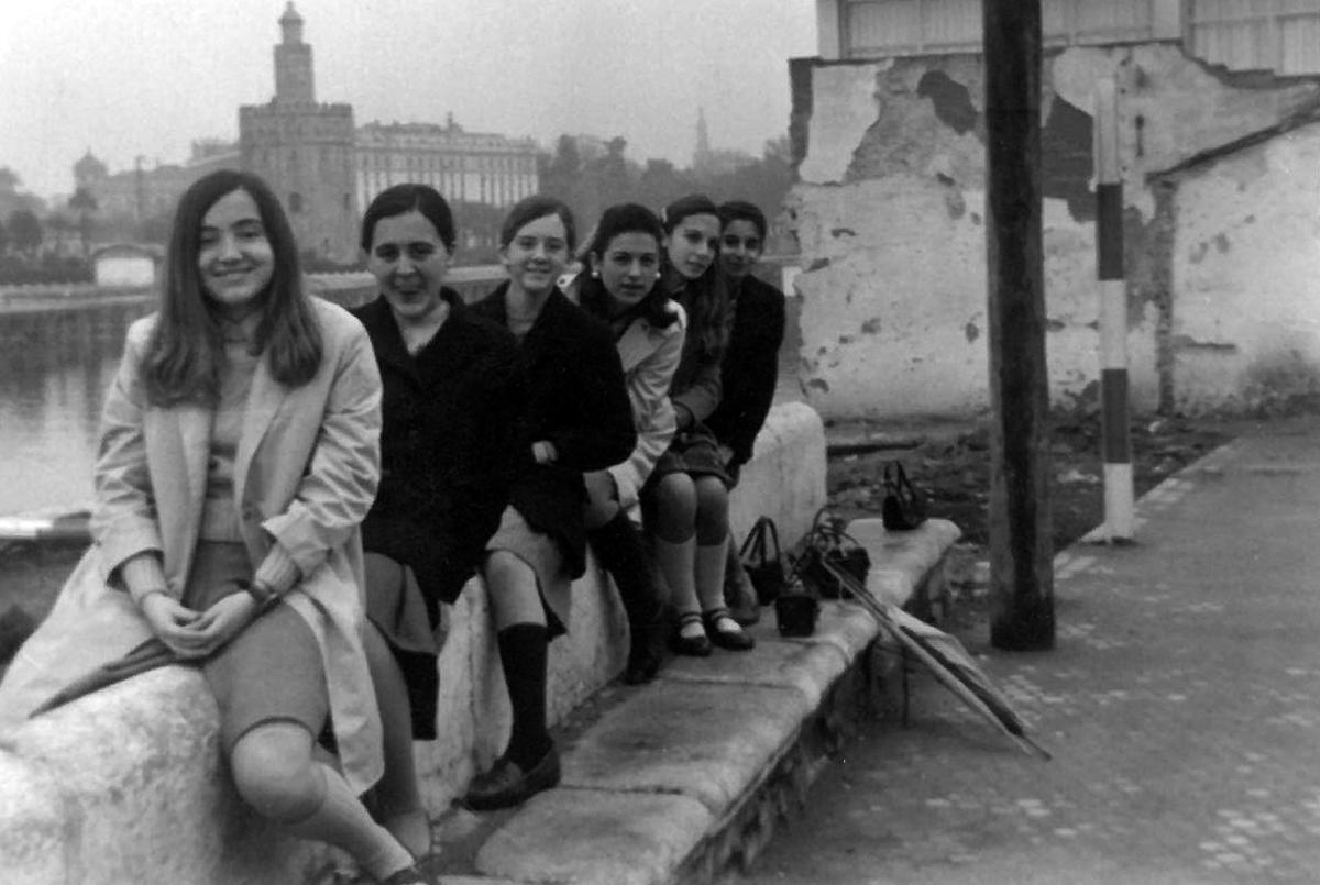 Sari Huelin Benítez -primera-, con unas amigas en Sevilla en los años 60.