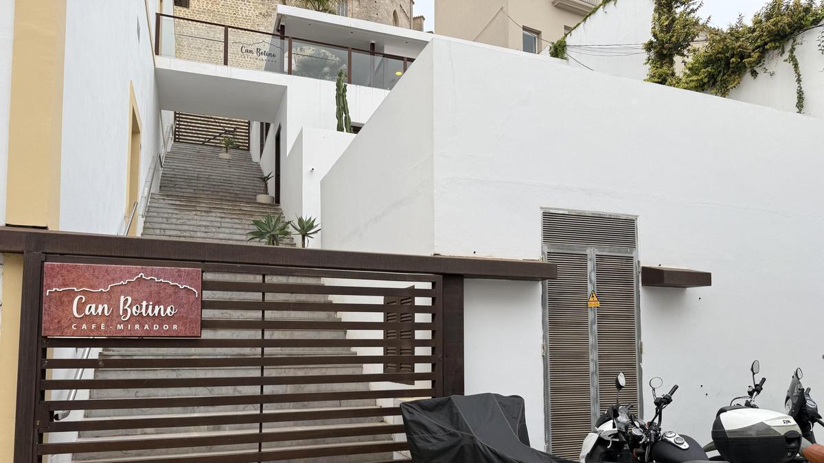 Entrada a la cafetería Can Botino desde la calle Pere Tur-