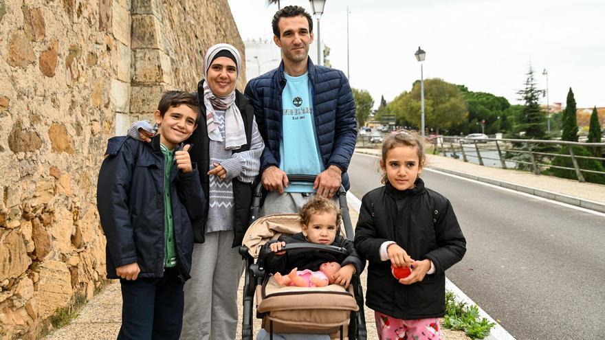 La familia Hamad vuelve de dar un paseo por San Roque.