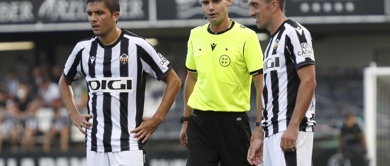 Pablo Hernández y Carles Salvador, durante el encuentro de esta temporada ante el Barcelona B.