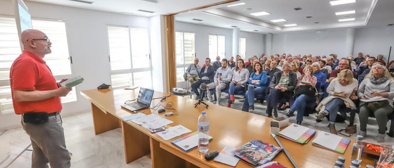 Asistentes a una charla en Orihuela Costa sobre lo que afectará el Brexit a los conductores.