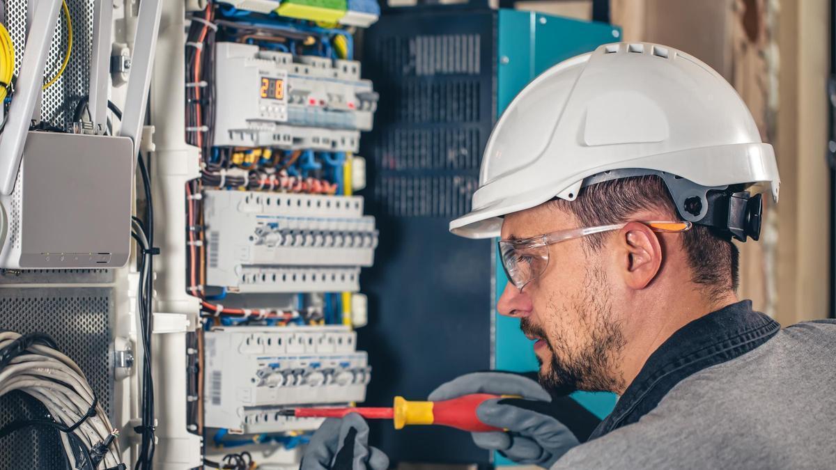 Electricistas y fontaneros voluntarios ayudan a devolver lo más básico.