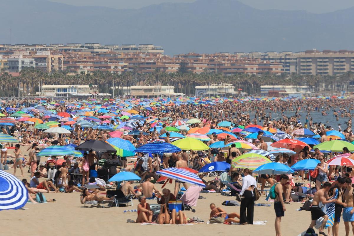 Llenazo en la playa de la Malvarrosa el pasado domingo de calor asfixiante