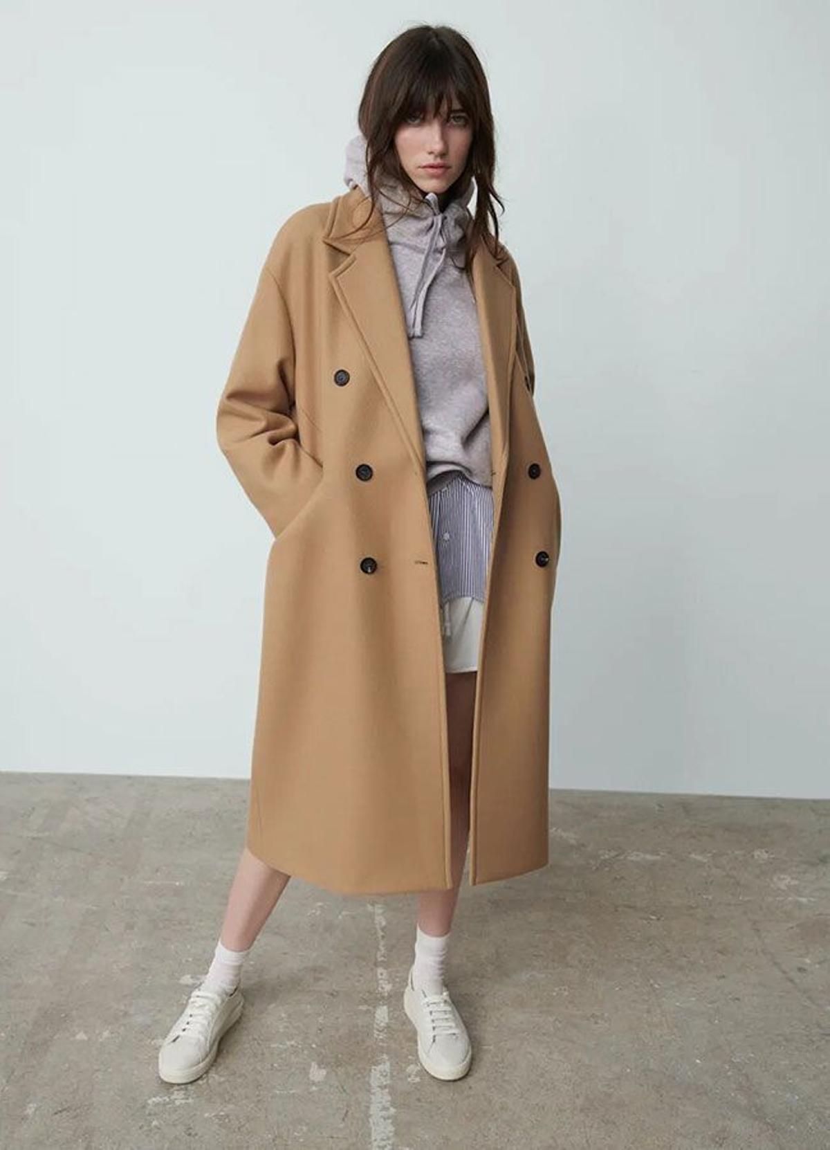 Abrigo camel 'oversize' con doble botonadura