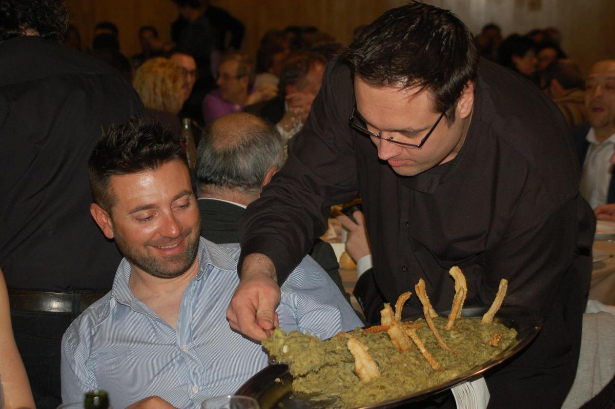 Un cambrer serveix el trinxat