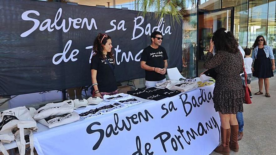  La plataforma Salvem Sa Badia de Portmany concienciando a la gente de la importancia de cuidar el mar y la bahía