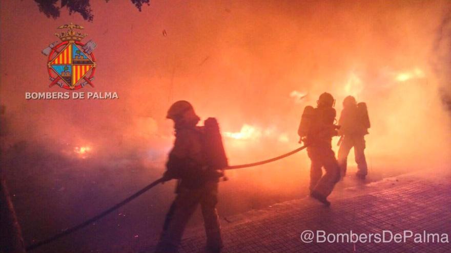 Imagen de uno de los contenedores incendiados en la madrugada del martes