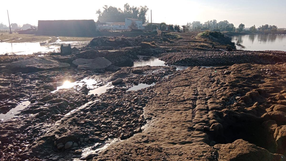 El estado del camino que da acceso a la vivienda de Juan Espino.