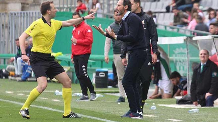 Vicente Moreno protesta al Ã¡rbitro LÃ³pez Toca el pasado domingo justo despuÃ©s de ser expulsado en CÃ³rdoba.