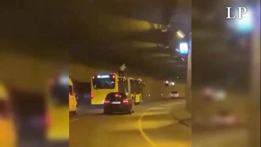 Bulo: El vídeo de un hombre subido en una guagua amarilla no es en el Julio Luengo