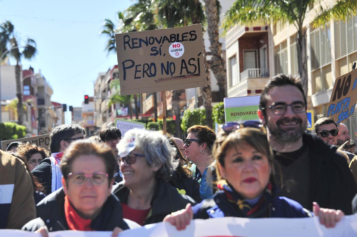 Manifestación en San Miguel de Salinas contra la planta solar de la desaladora