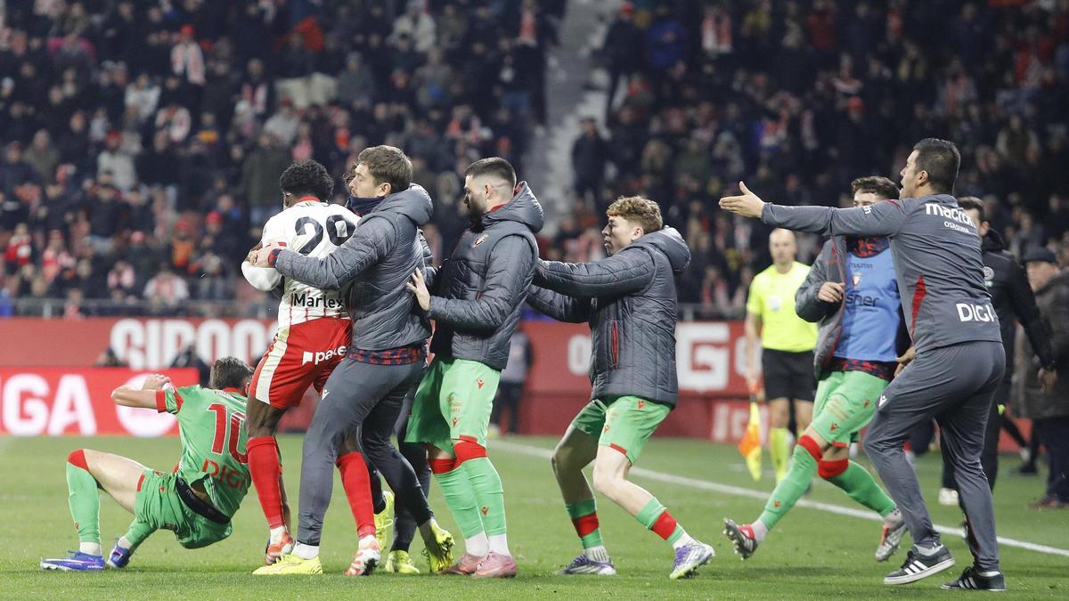 Membres de la banqueta de l’Osasuna intenten separar Lass d’Aimar Oroz.