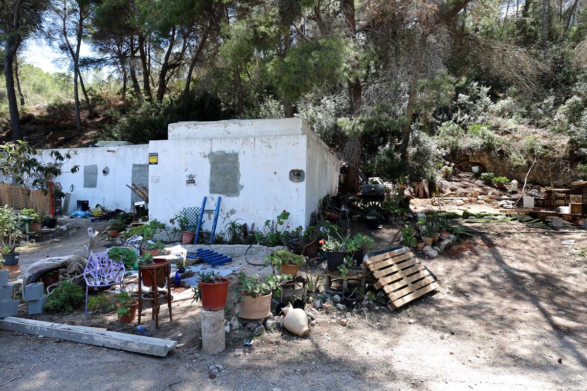 Todas las imágenes del local okupado en Cala Mestella, tras el desalojo