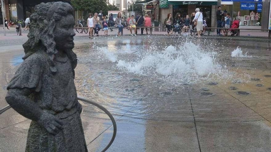 La fuente, con todo el agua encharcada en el suelo, en la tarde de ayer. // R. V.