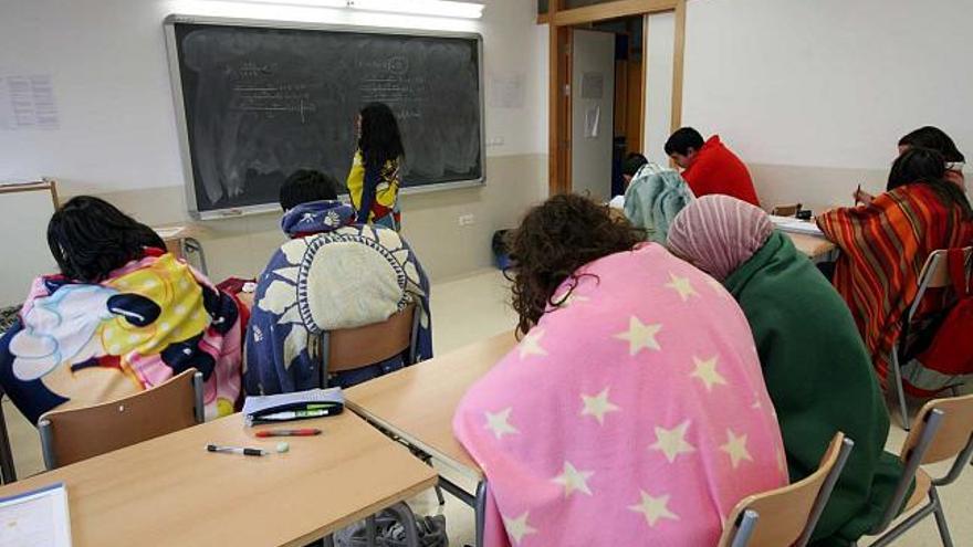 Los estudiantes del &quot;Cap de l&#039;Aljub&quot; acudieron ayer al instituto con mantas en protesta por el frío que están sufriendo en clase al no poder usar la calefacción