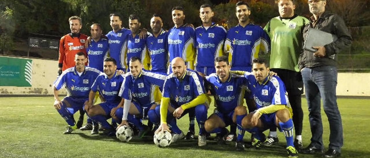 Varios de los componentes de la selección del campeonato de veteranos, antes del inicio del partido del martes.