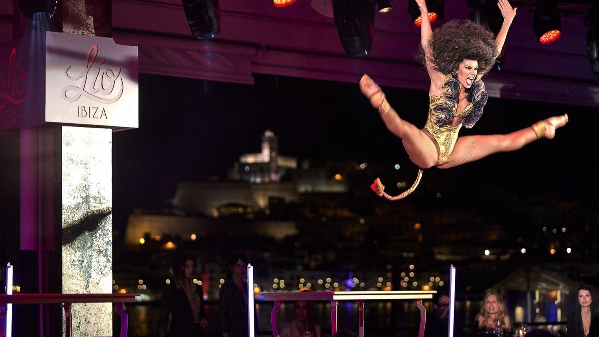 Una actuación en el local de Lío Ibiza, en el puerto deportivo Marina Ibiza, con la vista de Dalt Vila al fondo. | EUROPA PRESS