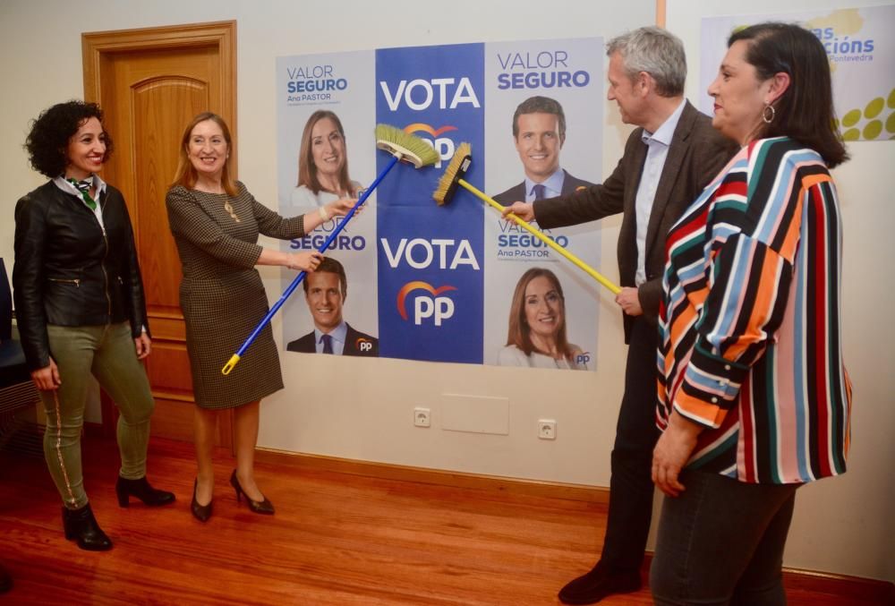 Elecciones Generales 2019 | Pegada de carteles para el 28A en Pontevedra