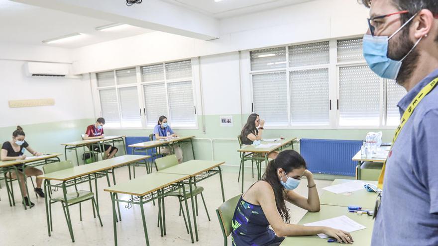 Las pruebas de la PAU este año en un instituto de Elche