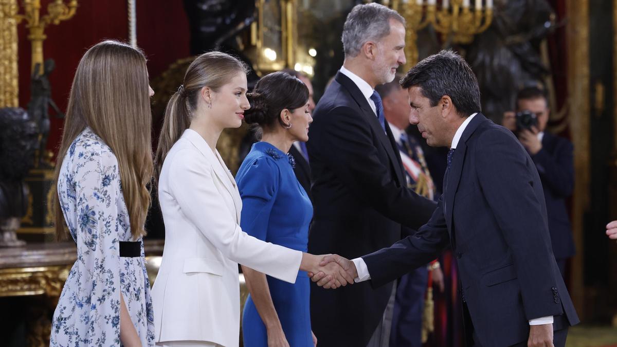 Carlos Mazón saluda a la princesa Leonor en la recepción oficial en el Palacio Real este mediodía.