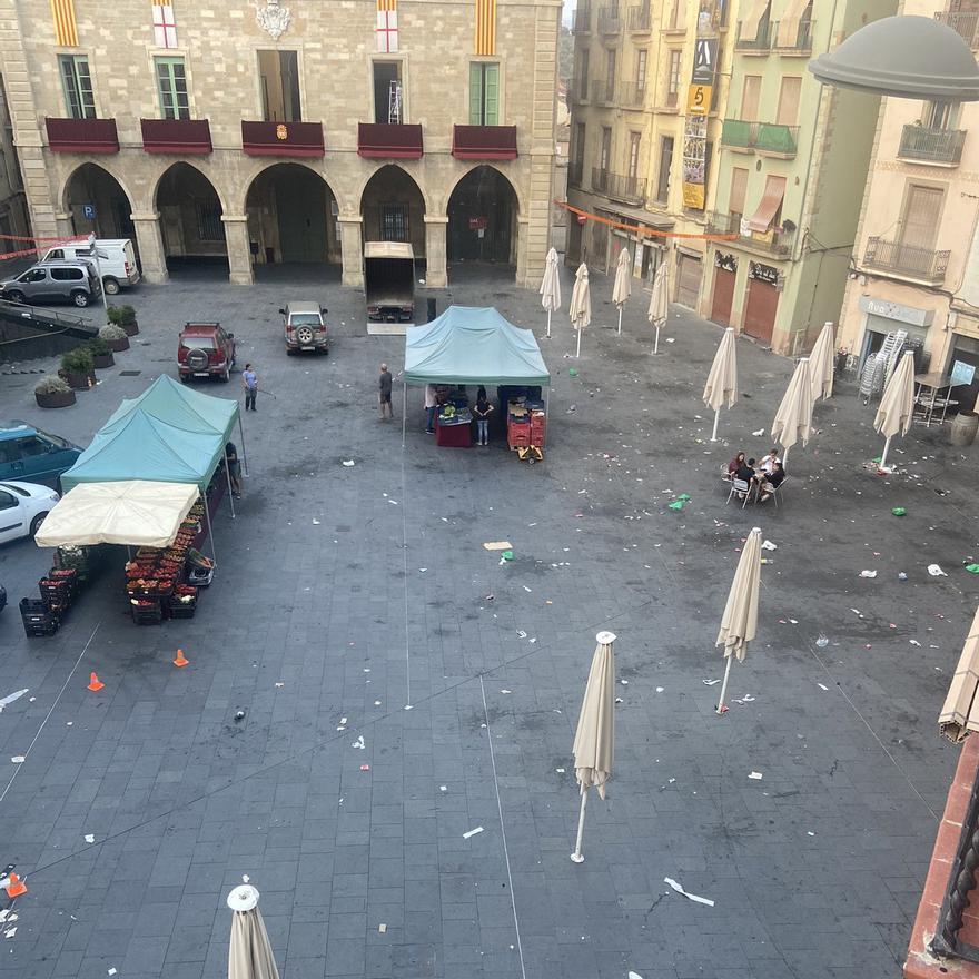 Efectes del botellón a la plaça Major de Manresa