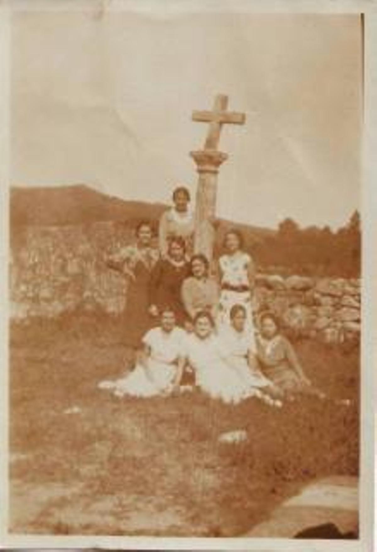 Cruceiro do adro alto nos anos 50.   | // FOTO CEDIDA POR MATILDE MARCOS