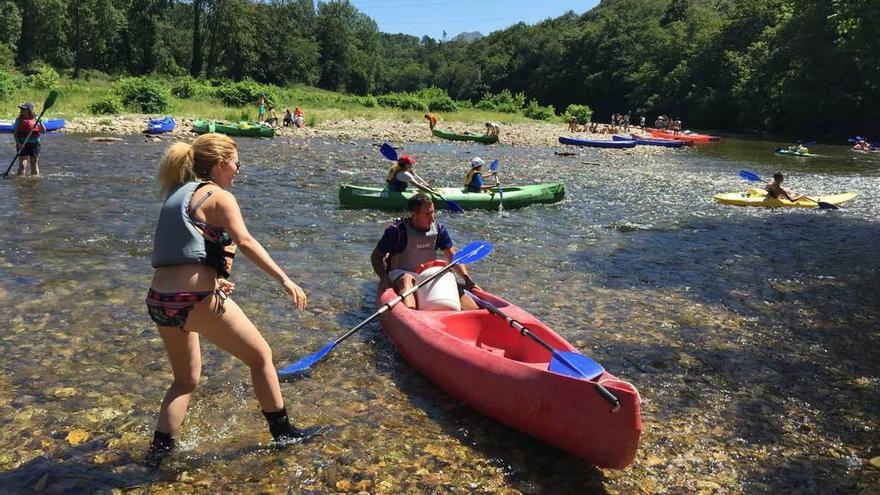 Unos turistas realizando el descenso del río Sella en canoa el verano pasado.