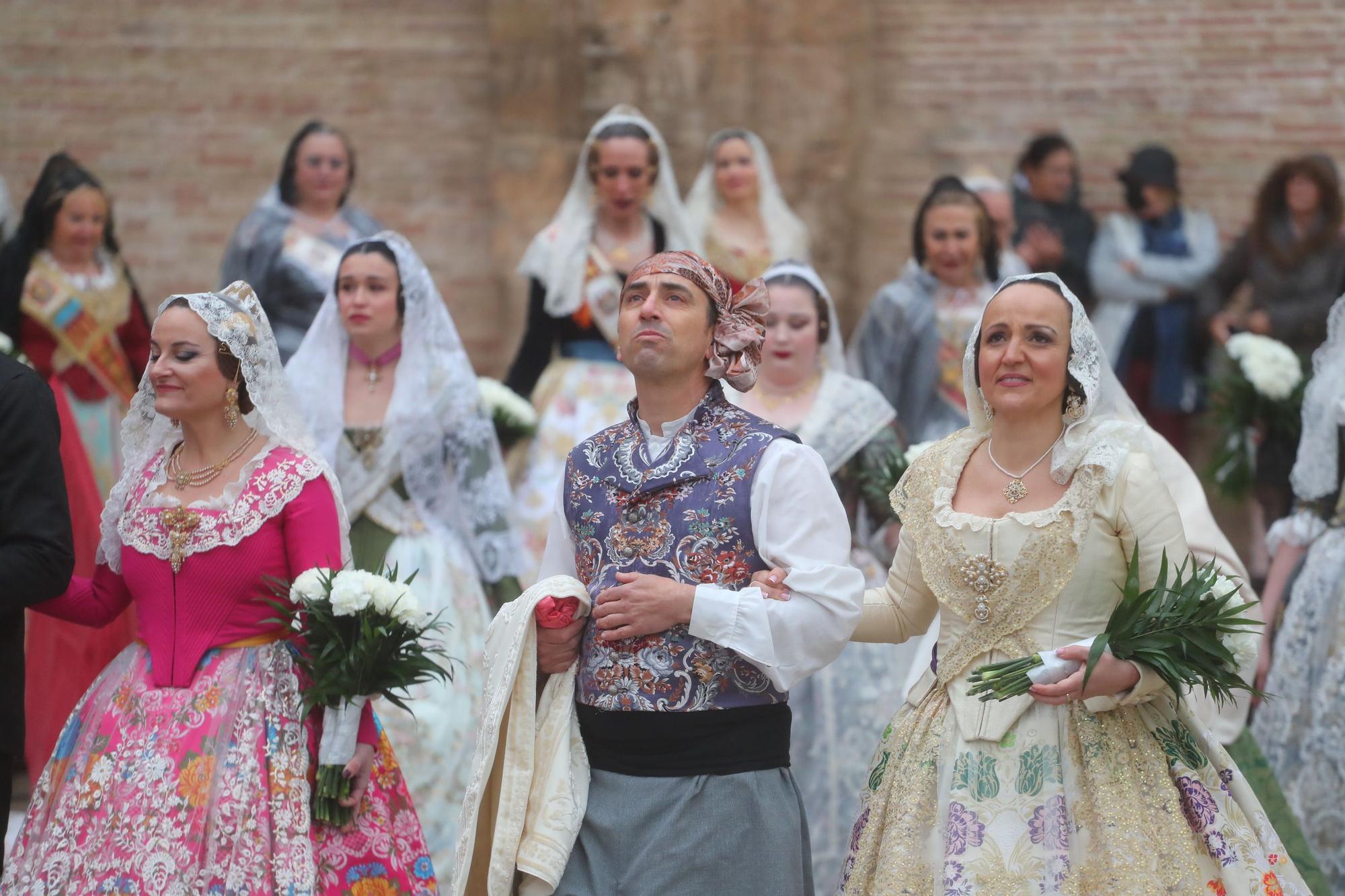 Búscate en el primer día de ofrenda por la calle de la Paz (entre las 18:00 a las 19:00 horas)