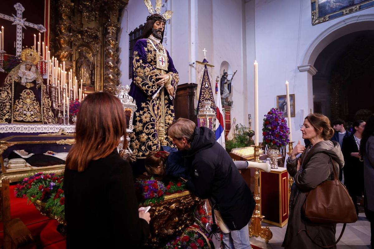 Veneración de Nuestro Padre Jesús Nazareno Rescatado en la iglesia de los Padres de Gracia, el año pasado.