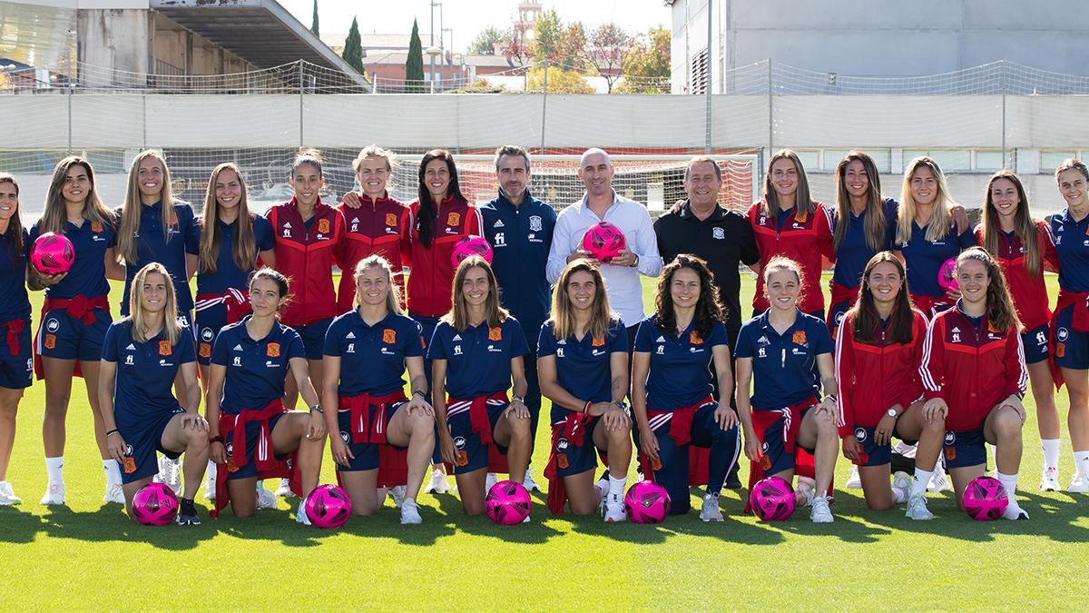 La selección española visibiliza la lucha contra el Cáncer de mama en el inicio de su concentración