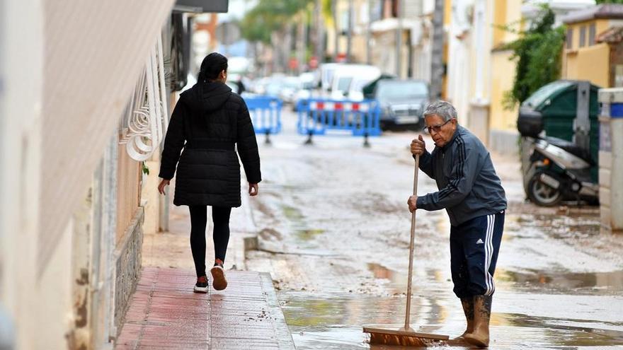 Vecinos tratan de limpiar casas y calles en Los Alcázares tras la DANA de 2019