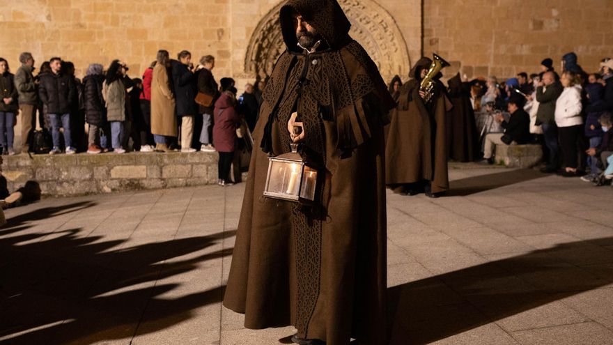 Patrimonio autoriza la colocación de una escultura de un penitente de las Capas en Olivares