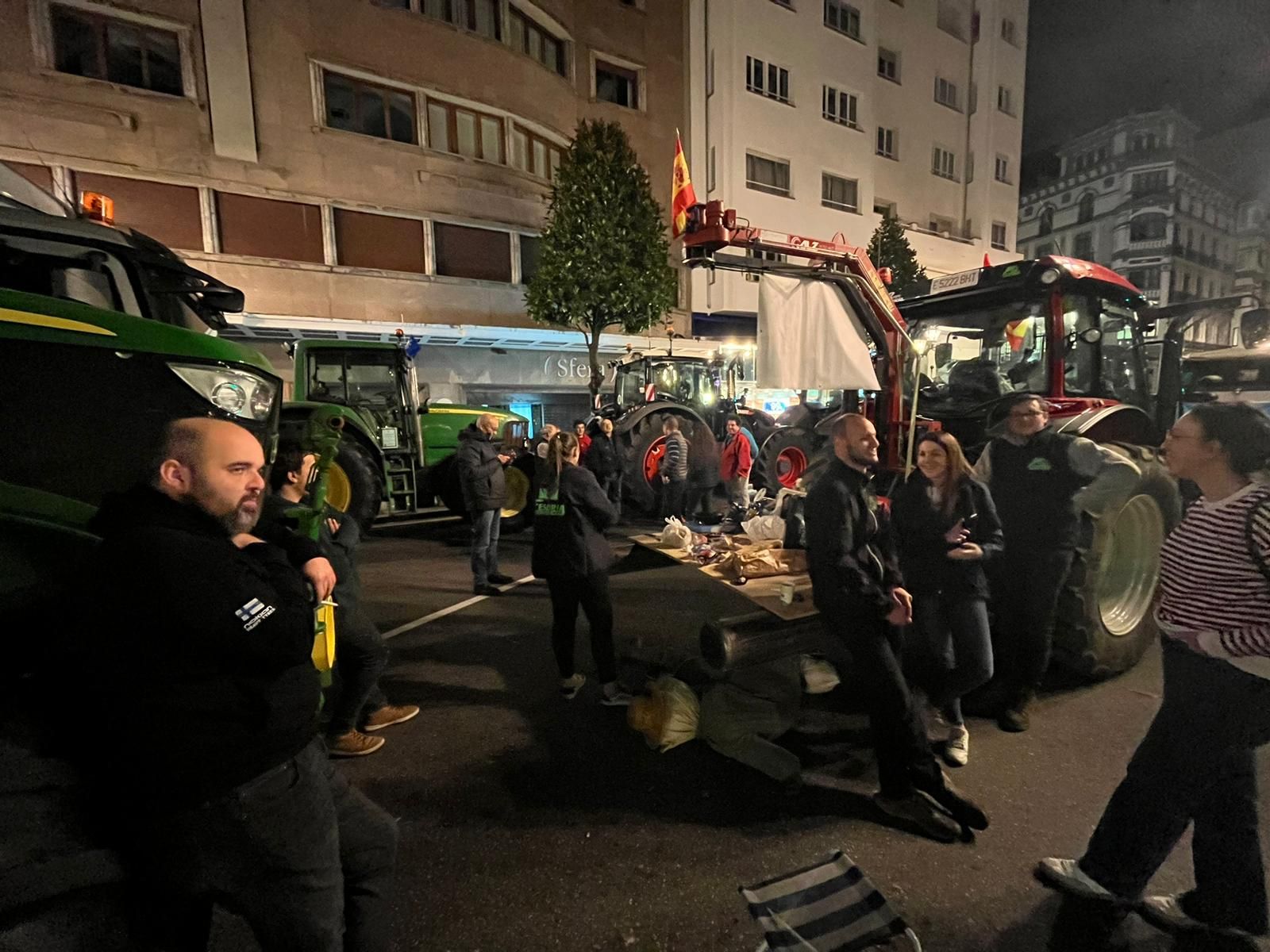 Así pasan la noche los ganaderos de protesta en la calle Uría de Oviedo