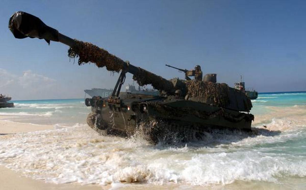 Un obús M109 de la Infantería de Marina en un ejercicio anfibio