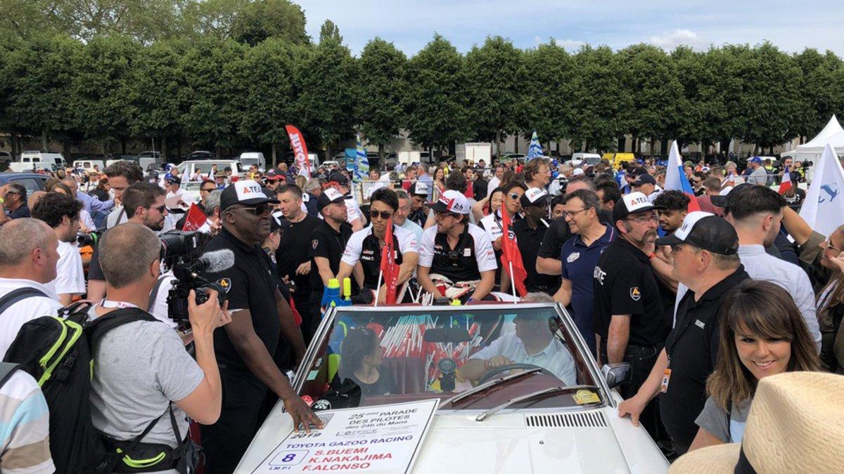 Fernando Alonso, uno de los grandes protagonistas del desfile previo a las 24 Horas