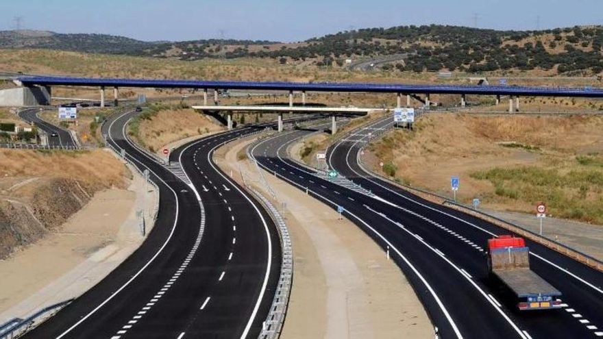 Trasladan en helicóptero a un motorista herido en un accidente cerca de Moraleja