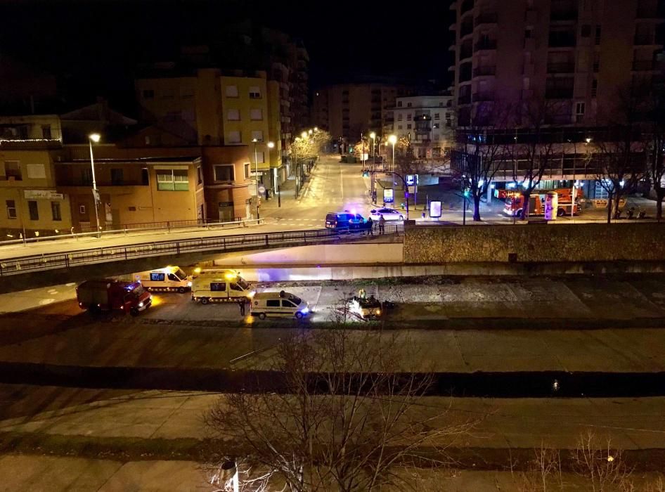 Un conductor begut s'estimba pel pont de l'Areny de Girona