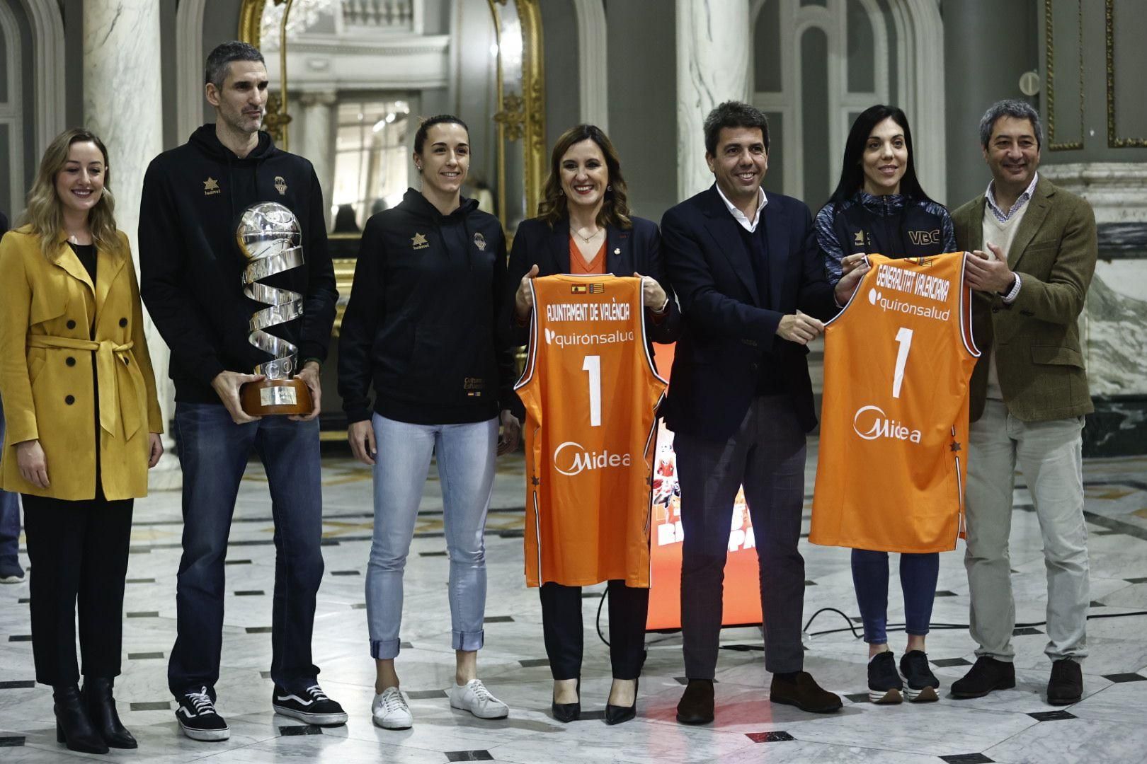 Las campeonas visitan el Ayuntamiento