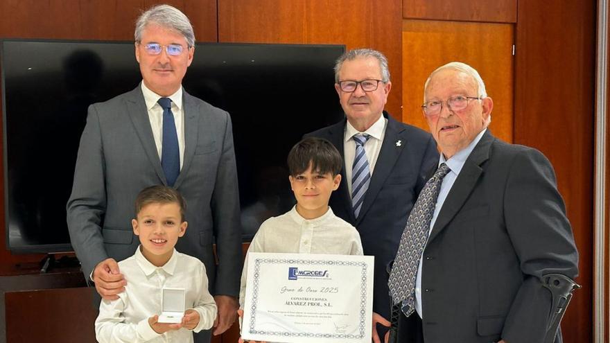 Momento de la entrega del reconocimiento a Construcciones Álvarez Prol. |  FdV