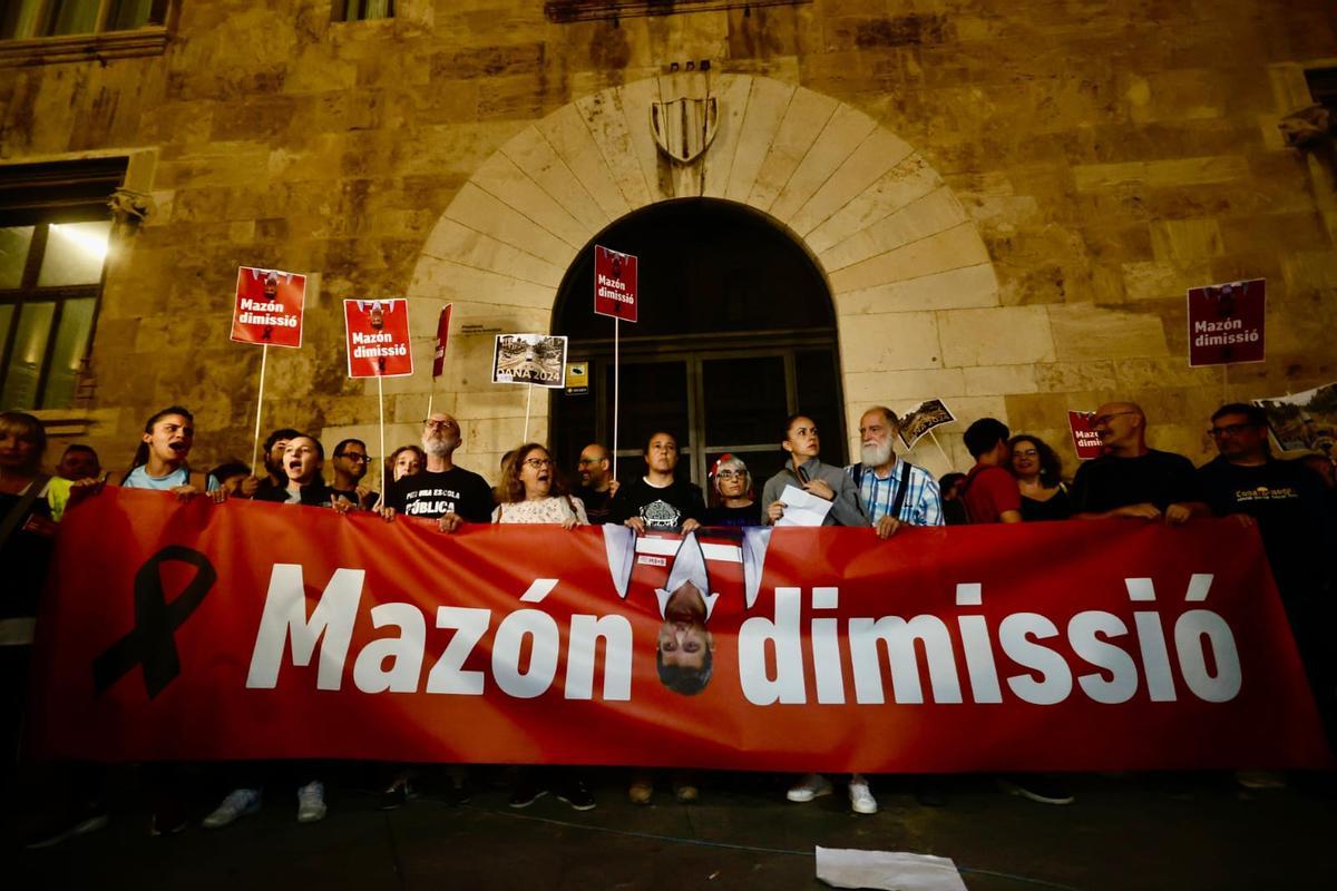 Manifestación a las puertas de la Generalitat.