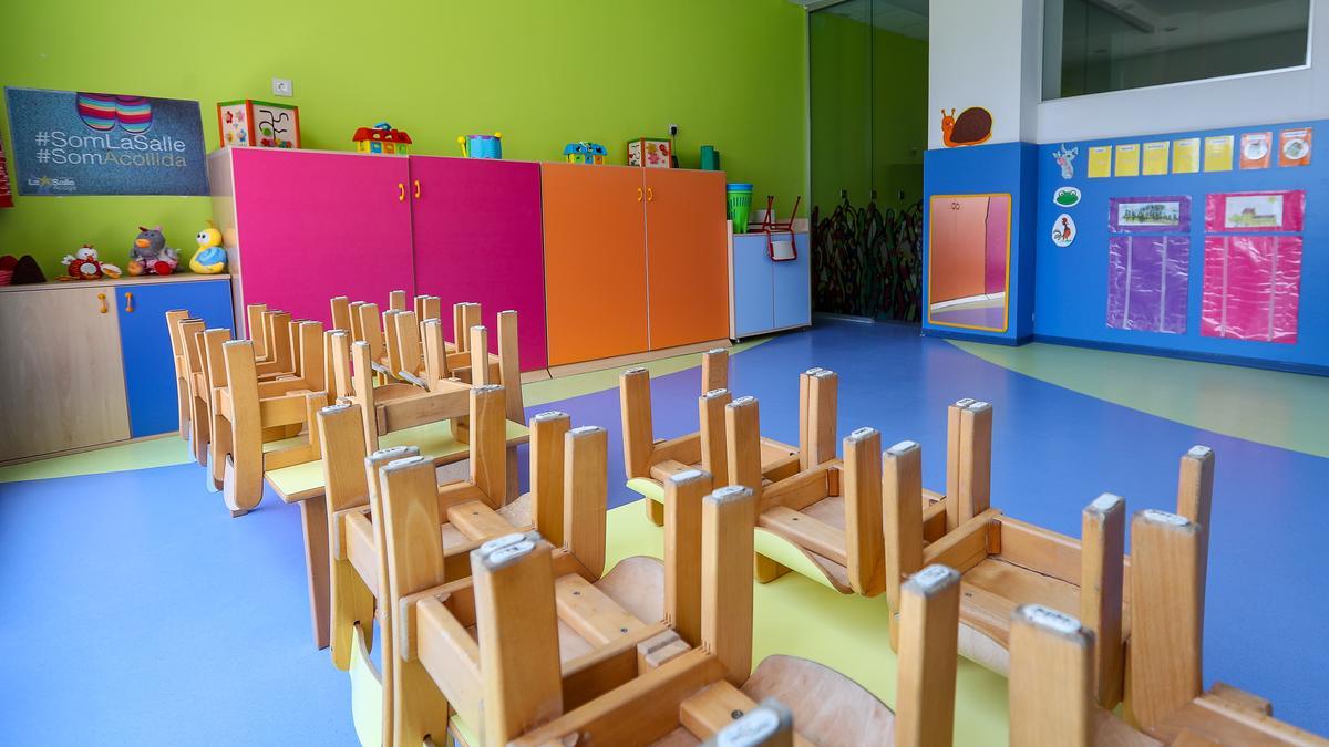 Mesas y sillas recogidas en un aula del Centro de Educación Infantil La Gacela