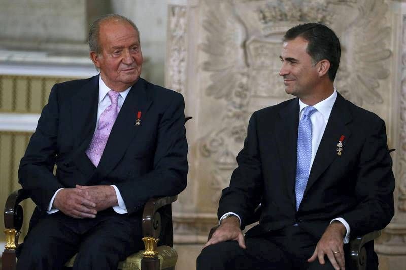 Fotogalería: Juan Carlos firma la abdicación