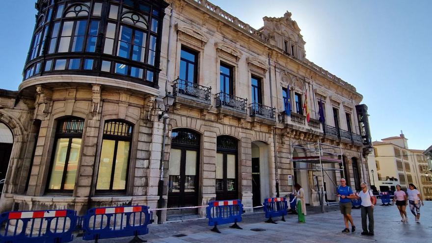 El Conservatorio, vallado por la caída de cascotes, urge arreglos en su fachada