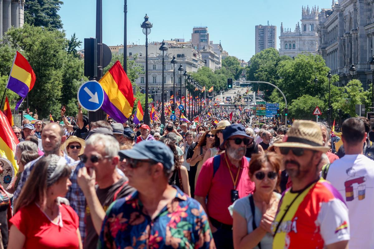 Cientos de personas durante una marcha contra la monarquía, a 16 de junio de 2024, en Madrid (España). Diversos colectivos han convocado una marcha republicana en el centro de Madrid en vísperas del aniversario de la coronación de Felipe VI, bajo el lema Monarquía no, democracia sí, al que han asistido dirigentes de Podemos. Hay tres puntos de salida, la Puerta de Alcalá, Colón y Neptuno para confluir las tres columnas en Cibeles y marchar de forma conjunta hacia la Puerta del Sol, para leer un manifiesto por parte del cineasta Benito Rabal, hijo del actor Paco Rabal, y por la periodista Irene Zugasti. 16 JUNIO 2024;REPÚBLICA;DEMOCRACIA;MONARQUÍA;MANIFESTACIÓN Ricardo Rubio / Europa Press 16/06/2024 / Ricardo Rubio;