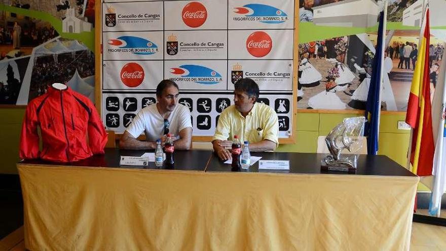 Arriba, Joaquín Molanes y Fernando Quinteiro, en la presentación del Trofeo de Pesca Submarina Selectiva. Izquierda, una competición anterior. // Gonzalo Núñez/Galerna