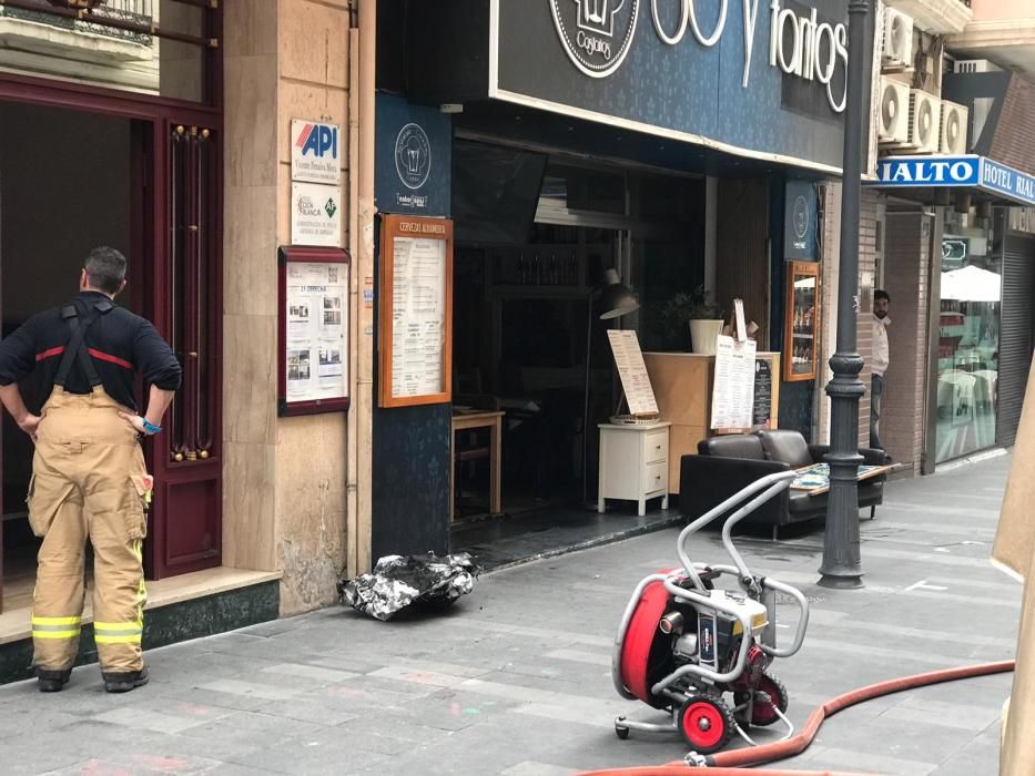 Un incendio en un bar obliga a cortar al tráfico la calle del Teatro y el paso en Castaños