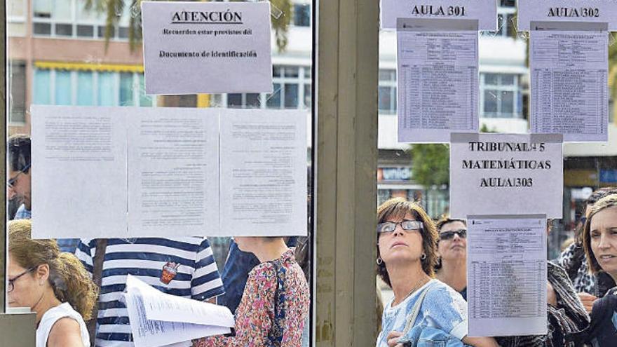 Opositores miran las listas antes de realizar las pruebas de una convocatoria en la capital grancanaria.